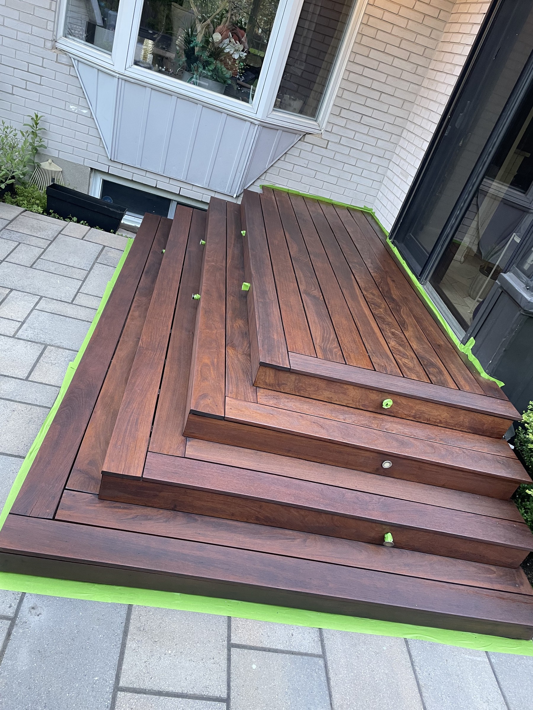 Terrasse teinte, ruban de masquage encore en place
