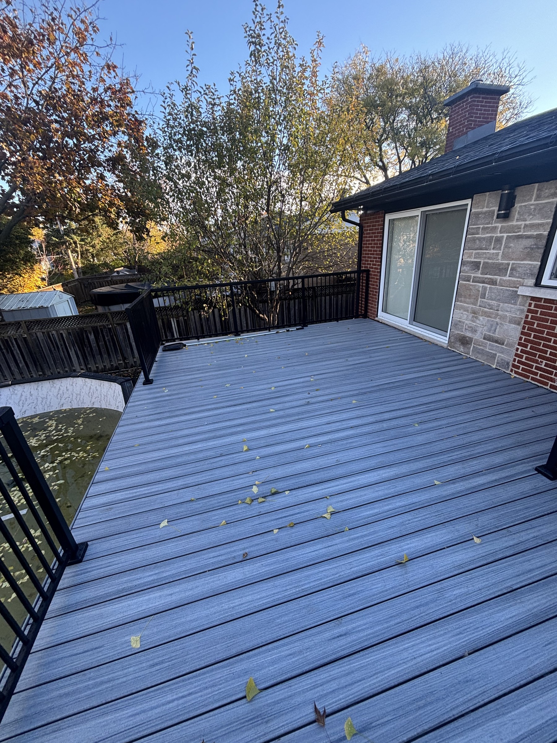 Terrasse en bois sur plusieurs niveaux avec banc intégré et écran d’intimité